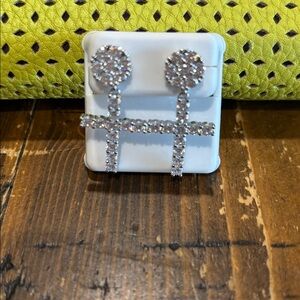 Absolutely stunning cross dangle earrings❤️